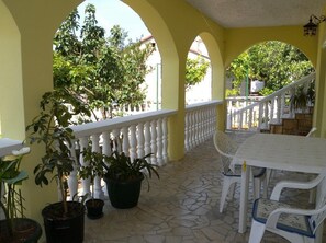 อพาร์ทเมนท์ (A2) | ลานระเบียง/นอกชาน