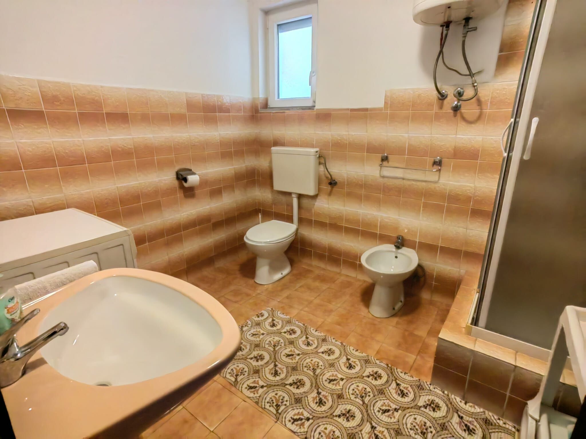 Ein Badezimmer mit Badewanne, Toilette, Bidet und Dusche.