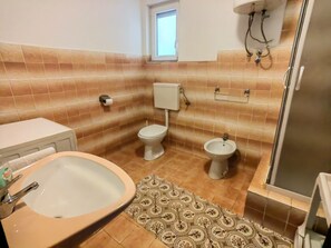 Appartement (A2) | Badkamer | Een douche