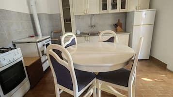 Leilighet (A2) | Eget kjøkken | Kjøleskap, mikrobølgeovn, ovn og kokeplater