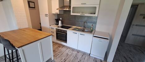 Appartement (A1) | Cuisine privée | Réfrigérateur, un four, surface de cuisson, lave-vaisselle