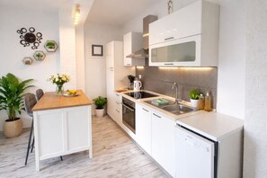 Apartment (A1) | Eigene Küche | Kühlschrank, Ofen, Herdplatte, Geschirrspüler