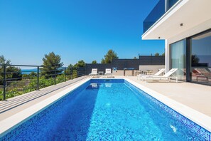 สระว่ายน้ำกลางแจ้ง