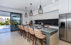 Villa | Eget kök | Kylskåp, ugn, spishäll och diskmaskin