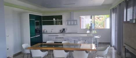 Vil·la | Cuina privada | Frigorífic, microones, forn i placa de cuina