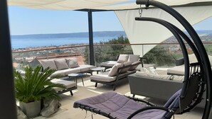A covered outdoor seating area with a view of the sea and cityscape. - Villa Arres (Kastela)