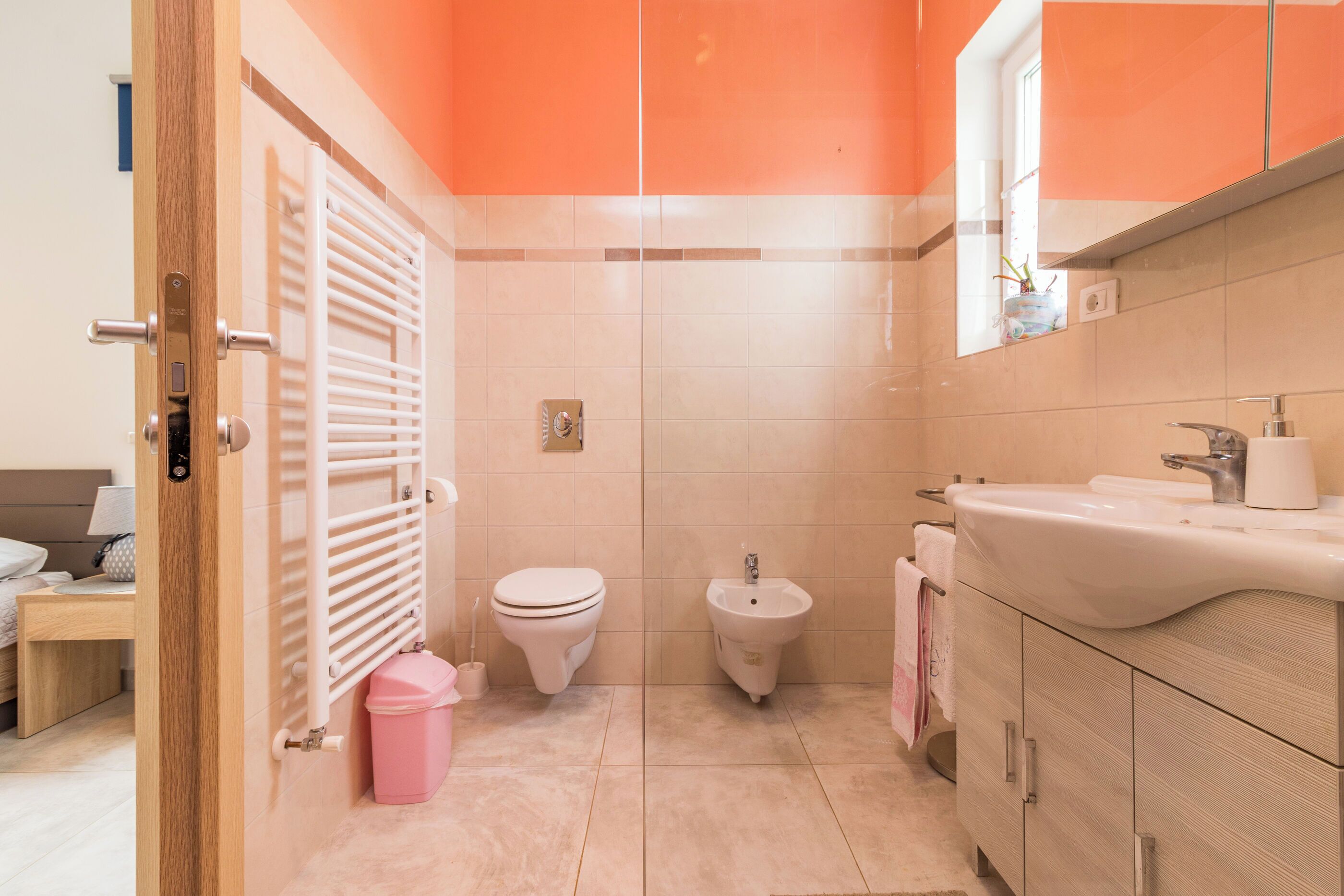 Un bagno con il water, il bidet e un lavandino.