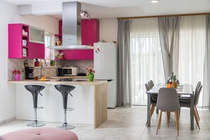 Vila | Cozinha privada | Geladeira, micro-ondas, fogão, cooktop