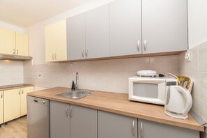Apartment (A3) | Private kitchen | Mini-fridge, microwave, stovetop, electric kettle - Apartments Family Villaarta (Murter-Kornati)
