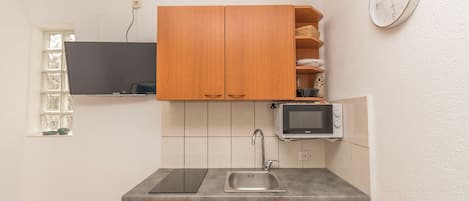 Estudio (A1) | Cocina privada | Frigobar, microondas, parrilla de estufa y tetera eléctrica