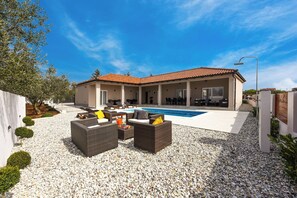 Kolam renang outdoor