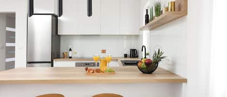 Villa | Cuisine privée | Réfrigérateur, four à micro-ondes, un four, surface de cuisson