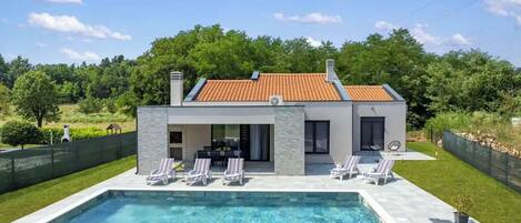 สระว่ายน้ำกลางแจ้ง