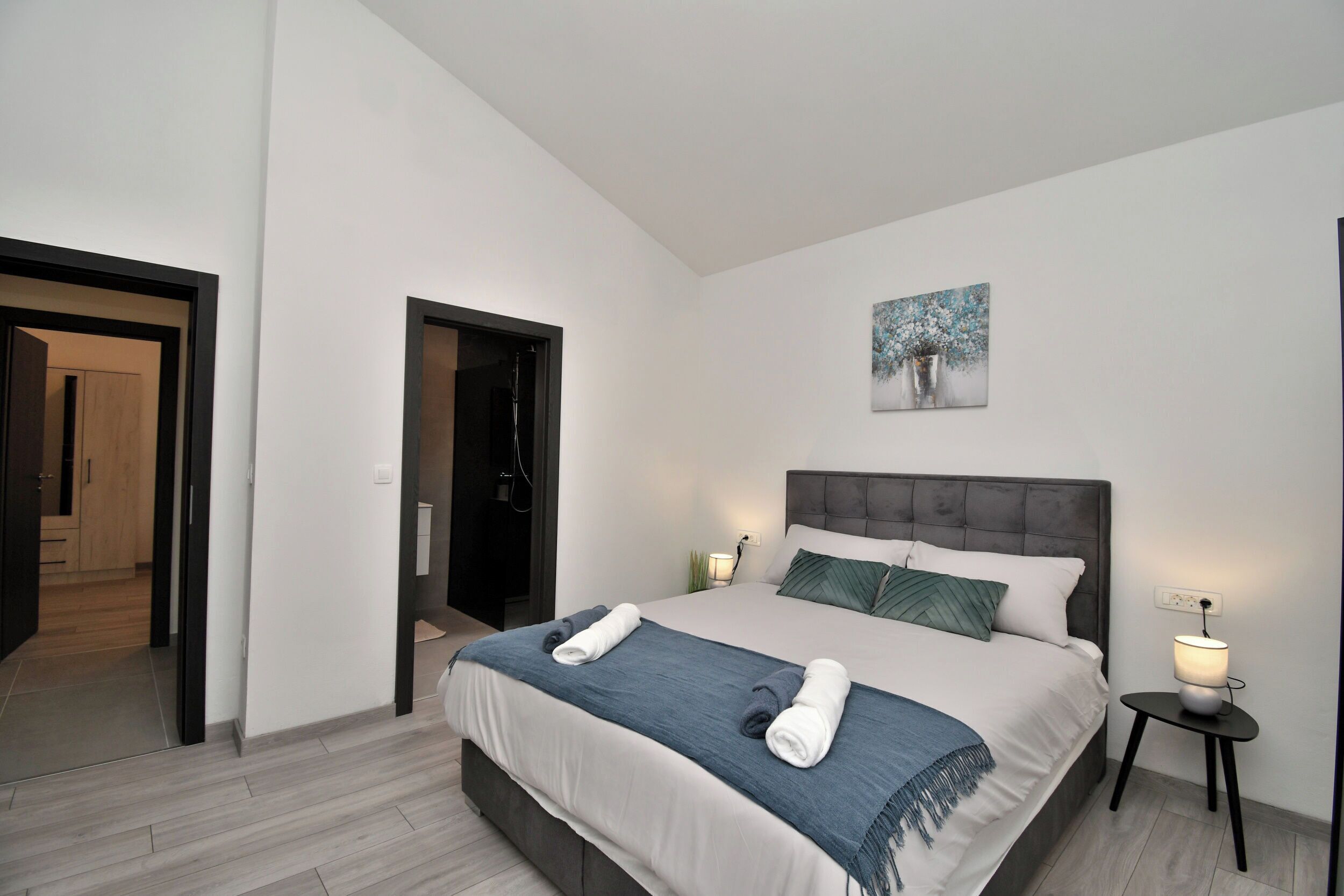 Villa | Caja de seguridad en la habitación y tabla de planchar con plancha 