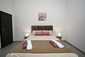 Caja de seguridad en la habitación y tabla de planchar con plancha 