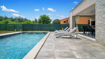 Hồ bơi ngoài trời