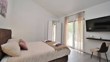 Villa | In-room safe, iron/ironing board, free WiFi