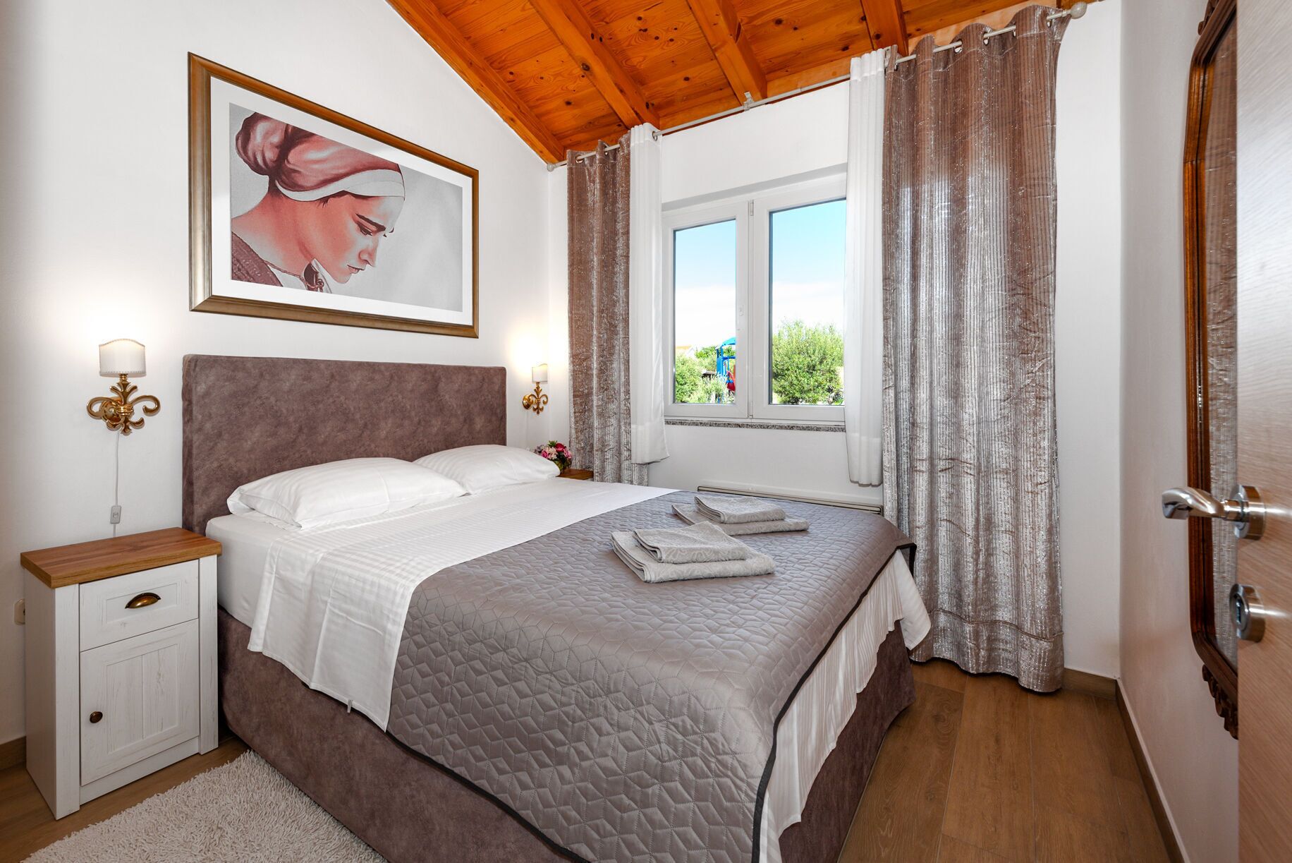 خزنة داخل ال غرفة ومكواة/لوح كي وواي فاي مجانًا