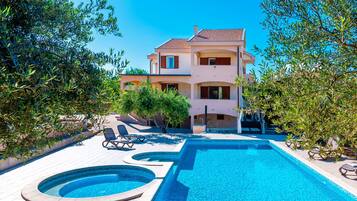 Kolam renang outdoor