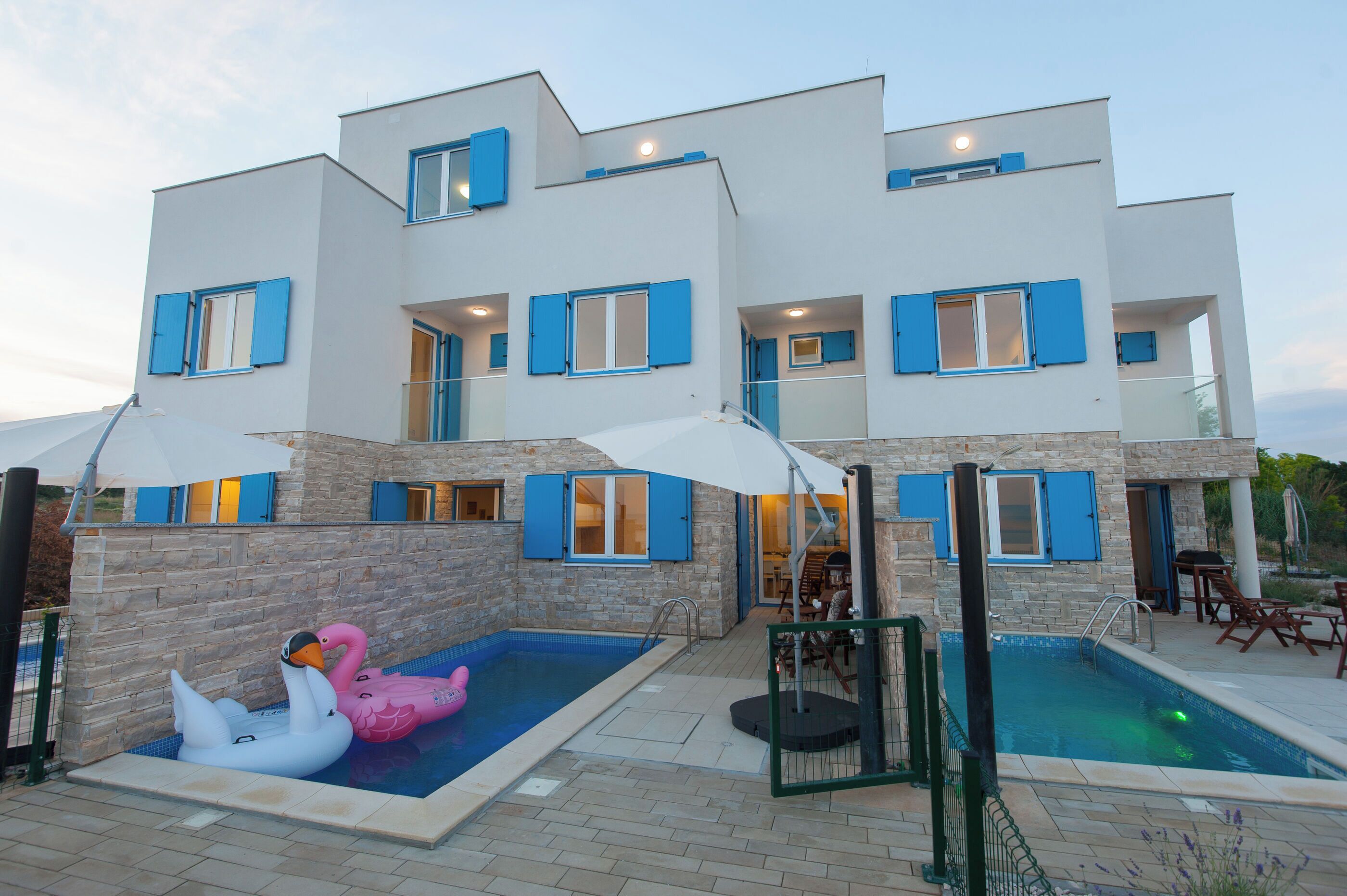 Villa | Basseng | Utendørsbasseng og et oppvarmet basseng