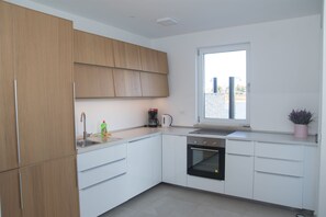 Refrigerador, horno, placa de cocina, lavavajillas