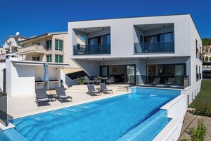 Outdoor dining - Villa Summer Side (Marina)