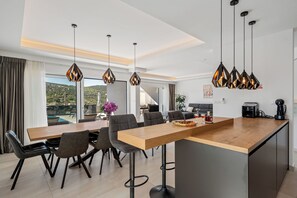 Villa | Cuisine privée | Réfrigérateur, four à micro-ondes, un four, surface de cuisson