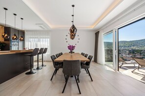 Villa | Cuisine privée | Réfrigérateur, four à micro-ondes, un four, surface de cuisson