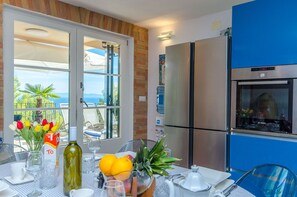 Villa | Privát konyha | Hűtőszekrény, sütő, főzőlap és mosogatógép