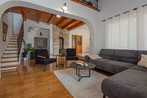 Villa | Salle de séjour | Téléviseur connecté, foyer