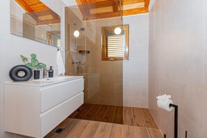 Villa | Salle de bain | Douche, serviettes fournies, papier de toilette