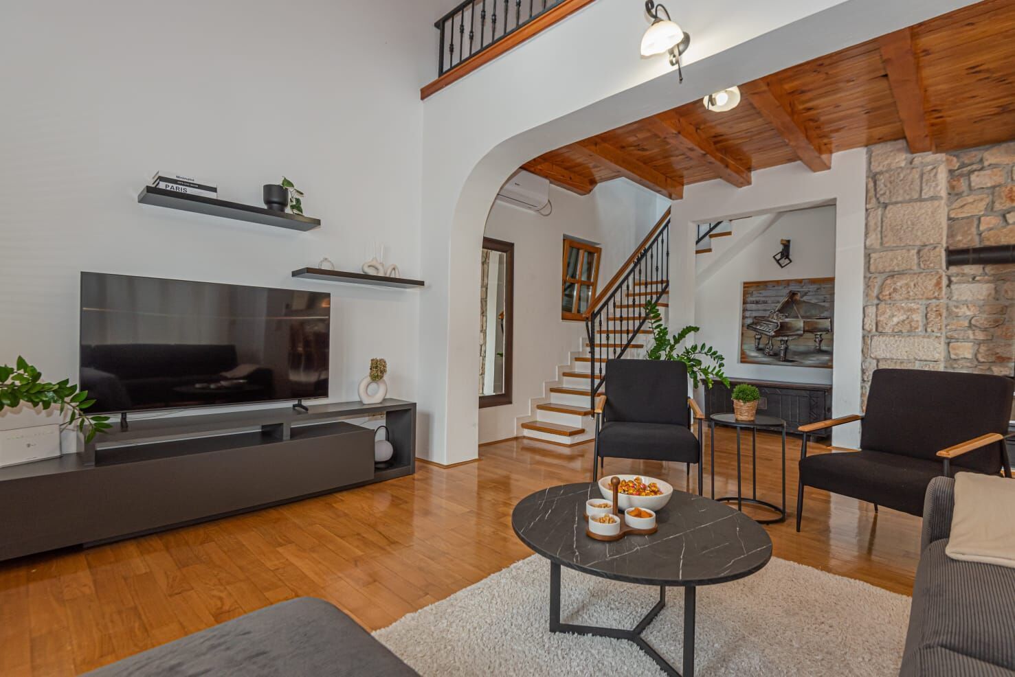 Villa | Wohnzimmer | Smart-TV, Kamin