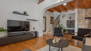 Villa | Wohnzimmer | Smart-TV, Kamin