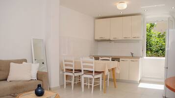 Apartment (A1) | Eigene Küche | Kühlschrank, Ofen, Herdplatte, Geschirrspüler