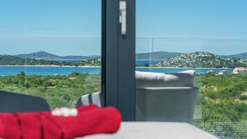 Villa | Caja de seguridad en la habitación y tabla de planchar con plancha