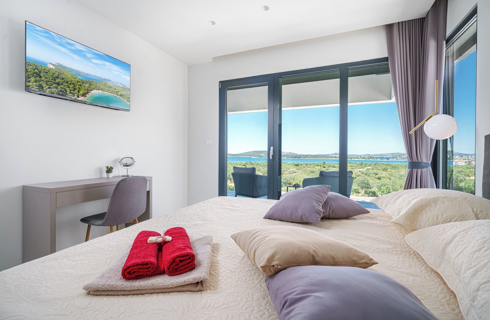 خزنة داخل الغرفة ومكواة/لوح كي وواي فاي مجانًا