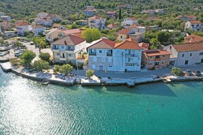 Μια παραθαλάσσια πόλη με κτίρια που βρίσκονται κατά μήκος της ακτής, η οποία διαθέτει ένα μείγμα οικιστικών κτιρίων και, ενδεχομένως, και εμπορικών καταστημάτων.