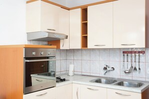 Refrigerador, horno, placa de cocina, cafetera expreso