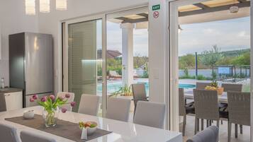 Villa | Dining