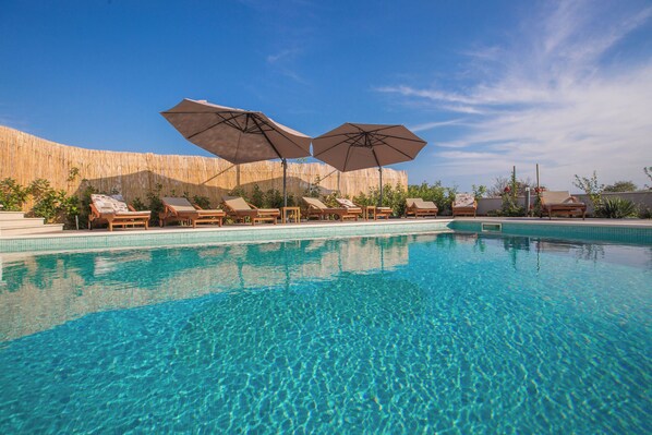 Outdoor pool, a heated pool, open open 24 hours, pool umbrellas - Villa Giove (Solta)