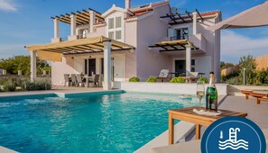 Een buitenzwembad, een verwarmd zwembad