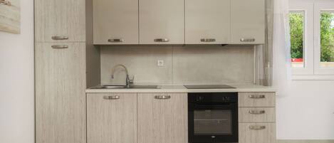 Departamento (A1) | Cocina privada | Refrigerador, microondas, horno y parrilla de estufa