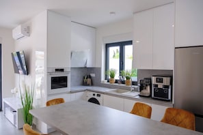 Fridge, microwave, oven, stovetop - Villa Vida (Vodice)