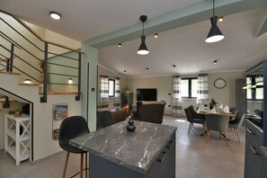 Villa | Cocina privada | Frigorífico, microondas, horno y placa de cocina