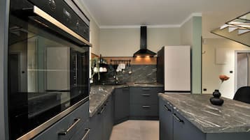 Villa | Eigene Küche | Kühlschrank, Mikrowelle, Ofen, Herdplatte