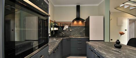 Villa | Cuisine privée | Réfrigérateur, four à micro-ondes, un four, surface de cuisson