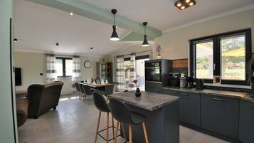 Villa | Eigene Küche | Kühlschrank, Mikrowelle, Ofen, Herdplatte