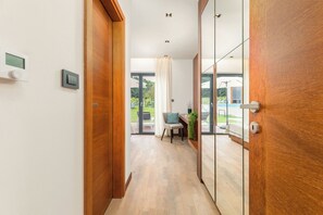 Villa | Caja de seguridad en la habitación y tabla de planchar con plancha 