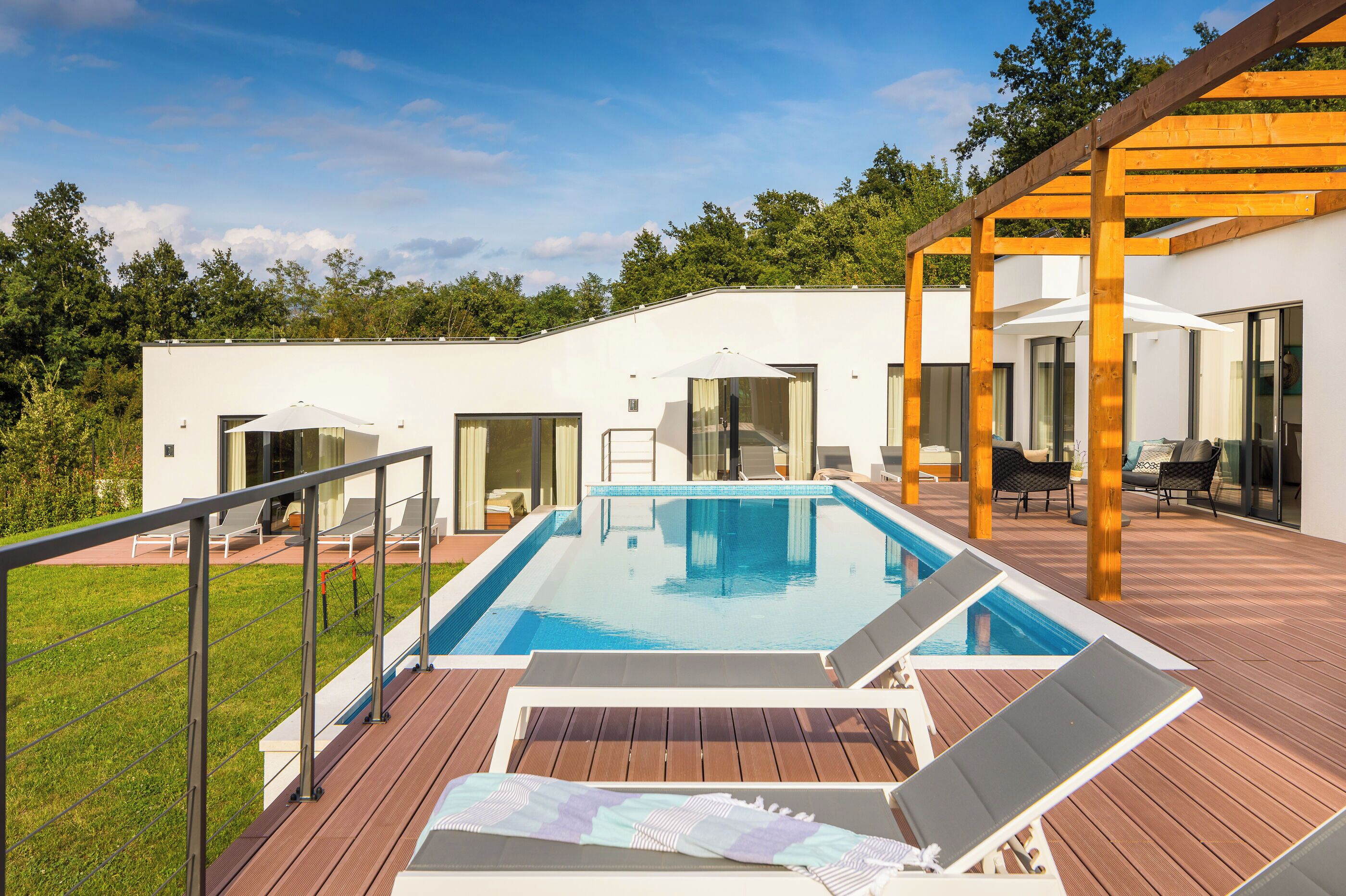 Außenpool, Infinity-Pool, rund um die Uhr geöffnet, Sonnenschirme