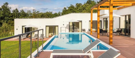 室外游泳池和無邊際游泳池,開放時間為 24 小時開放,提供泳池遮陽傘和日光浴躺椅